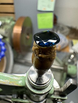 Retaille d’une tanzanite