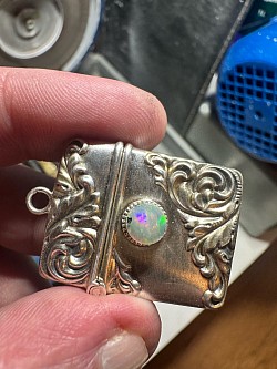 Taille d’un cabochon d’opale